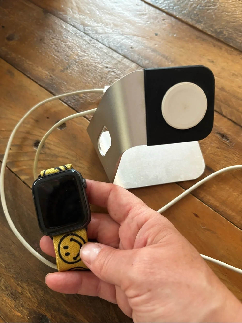 Apple Watch Series 4 44mm GPS Space Gray + Charger & Stand